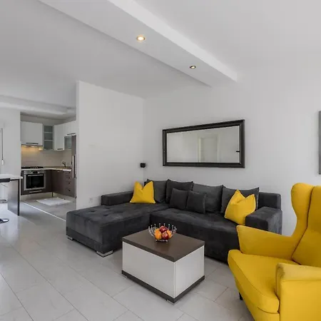 アパート Doors Of West