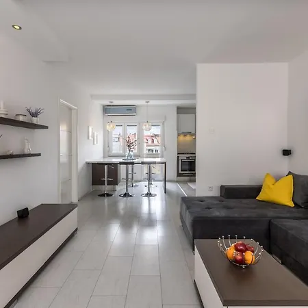 Διαμέρισμα Doors Of West *